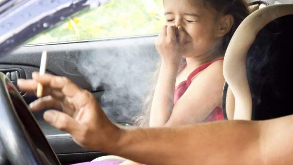 悦刻电子烟能在小孩面前抽吗？